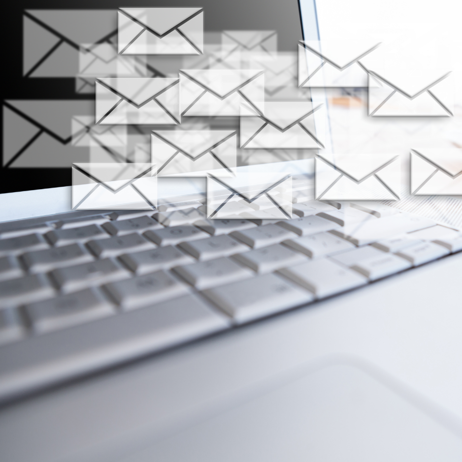 Imagem de um comptador com várias mini imagens de e-mail