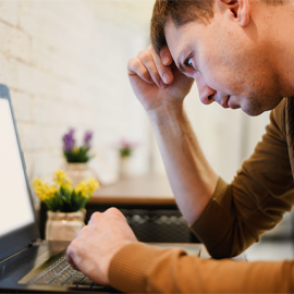homem-estressado-mexendo-no-notebook